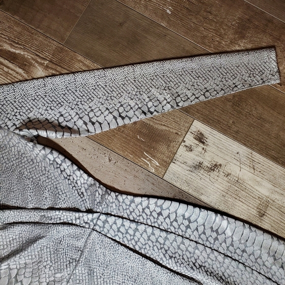 French Connection Silver V-Neck Snake Jacquard Wrap Dress Women's Size 0 NWOT - Picture 15 of 16